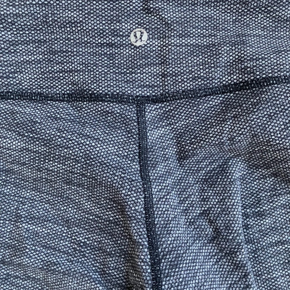 Lululemon leggings size 4 - Picture 5 of 6